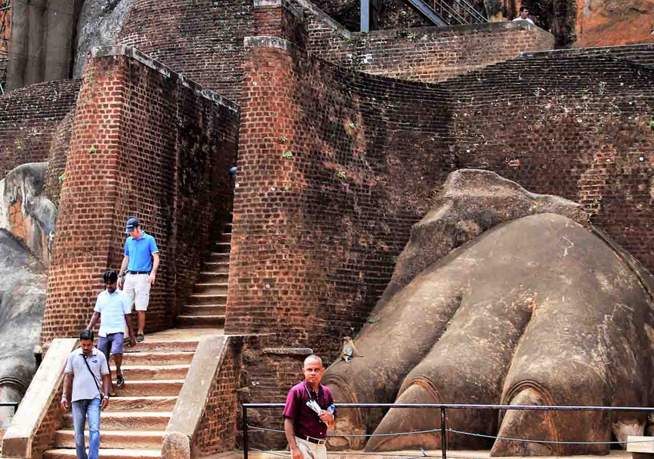 Sigiriya-Rock-Climbing